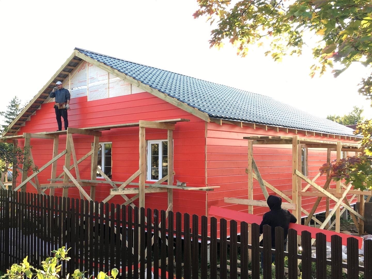 Яркий зимний дом с панорамным окном под ключ